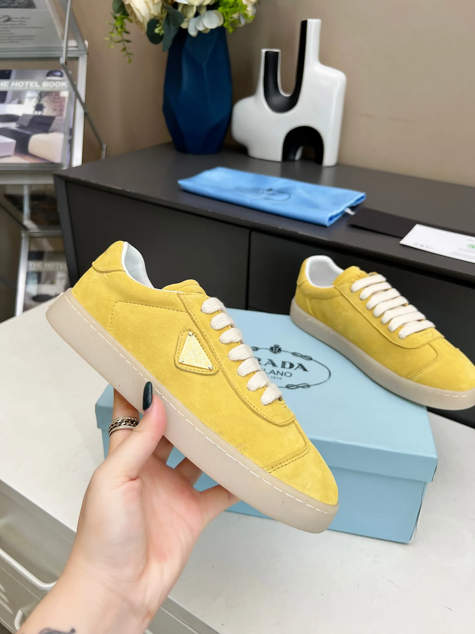 👟👟Ex-factory price 480👟👟 2024 Prada/Prada "couples" metal logo decorated Lane leather sneakers. This sneaker is fashionable and simple, showing the full integration of minimalist style and sports personality. Easy to wear and durable, artistic retro style. Leather material: original imported cowhide. Lining: sheepskin lining. Shoe logo: enamel-coated triangular metal logo. Size: 35-45 (female 41, male 45, custom-made, non-returnable).